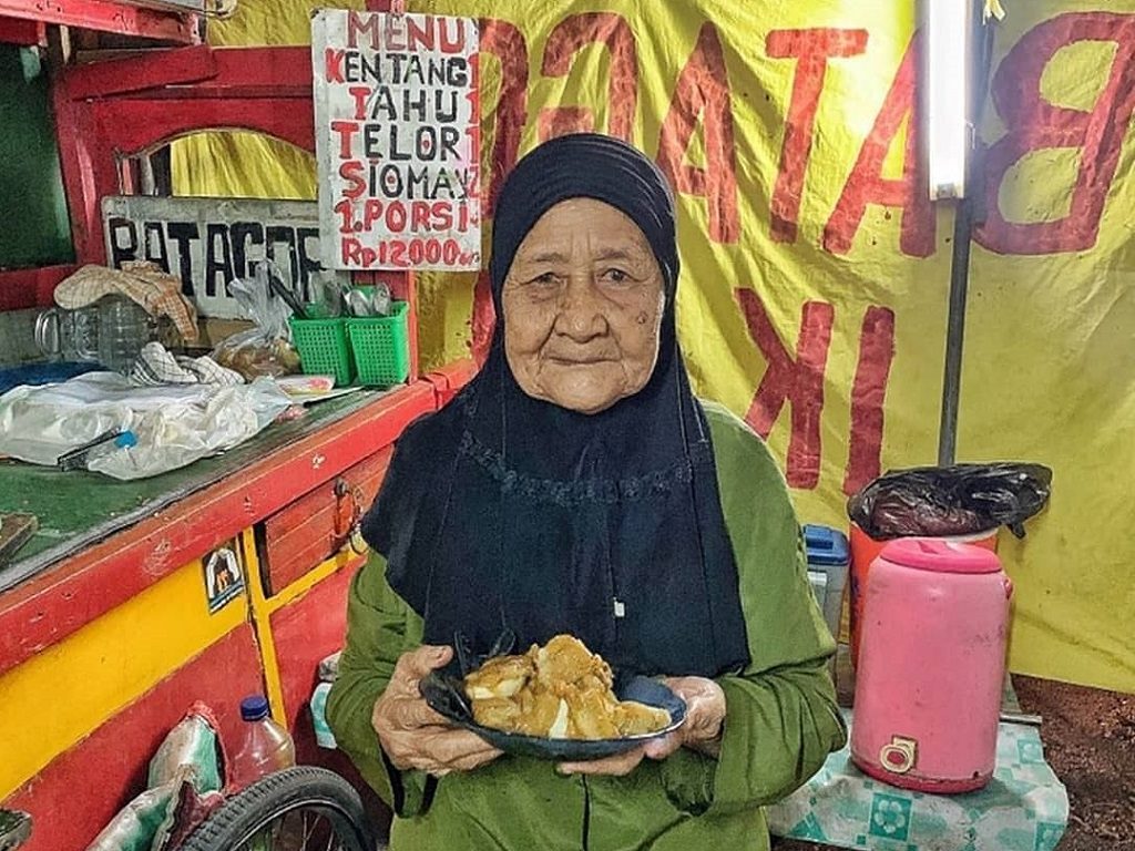 Mbah Umi, Penjual Siomay di  Surabaya